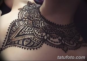 Фото мехенди на груди и плечах: детализированный узор из растительных мотивов и геометрических фигур, выполненный хной. Идеально для создания эффектного и запоминающегося образа.