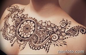 Фото мехенди на плече: изящный цветочный узор с крупным центральным цветком и ажурными элементами. Идеально для подчеркивания женственности и красоты.
