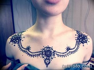 Фото тату мехенди на ключице, выполненное в черных тонах с использованием тонких линий и растительных узоров. Идеально для вдохновения и поиска идей для тату.