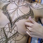 фото рисунка Мехенди на женской груди 30.11.2018 №044 - Mehendi breast - tatufoto.com