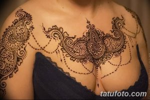 фото рисунка Мехенди на женской груди 30.11.2018 №060 - Mehendi breast - tatufoto.com