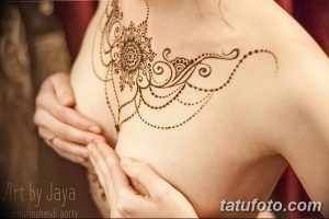 фото рисунка Мехенди на женской груди 30.11.2018 №062 - Mehendi breast - tatufoto.com