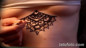 Фото тату мехенди на боку, демонстрирующее сложный геометрический узор, выполненный в технике временной татуировки хной.