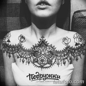 Фото тату мехенди на груди и плечах, выполненное в традиционном стиле с использованием черной хны. Детализированный рисунок с цветочными и геометрическими мотивами.