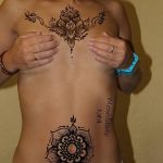 фото рисунка Мехенди на женской груди 30.11.2018 №090 - Mehendi breast - tatufoto.com