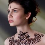 фото рисунка Мехенди на женской груди 30.11.2018 №094 - Mehendi breast - tatufoto.com