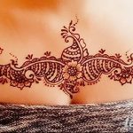 фото рисунка Мехенди на женской груди 30.11.2018 №110 - Mehendi breast - tatufoto.com