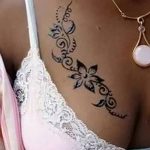 фото рисунка Мехенди на женской груди 30.11.2018 №153 - Mehendi breast - tatufoto.com