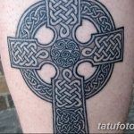 Фото тату кельтского креста, выполненного в технике blackwork с использованием сложных узоров.