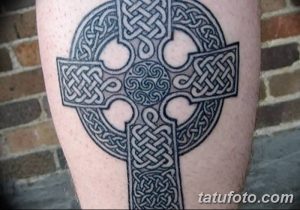 Фото тату кельтского креста, выполненного в технике blackwork с использованием сложных узоров.