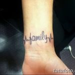 Фото татуировки на запястье: стилизованная кардиограмма с надписью 'family'. Черно-белый рисунок, минималистичный дизайн, символ любви и преданности.