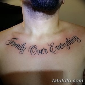 Фото тату на шее с надписью 'Family Over Everything', выполненной в элегантном шрифте. Минималистичный дизайн и четкие линии.
