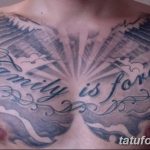 Фото тату на груди с надписью 'Family is forever', окруженной крыльями и облаками. Черно-серые тона и детализированная проработка создают мощный образ.