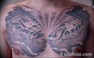 Фото тату на груди с надписью 'Family is forever', окруженной крыльями и облаками. Черно-серые тона и детализированная проработка создают мощный образ.