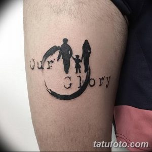 Черно-белое фото тату на плече с изображением силуэтов семьи и надписью 'Our Glory'. Минималистичный дизайн, символизирующий семейные ценности.