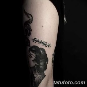 Черно-белое фото татуировки на предплечье, изображающей надпись 'Family' и портрет женщины. Простой, элегантный дизайн в стиле минимализм.