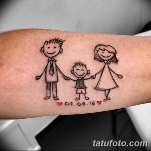 Черно-белое фото татуировки в стиле doodle, изображающей семью из трех человек. Простой, наивный рисунок с датой под ним. Идеально для тех, кто ценит простоту и искренность.