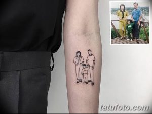 Черно-белое фото татуировки в стиле лайнарт, изображающей семью из четырех человек. Оригинальный рисунок, выполненный по фотографии, на предплечье.