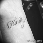 Черно-белое фото татуировки надписи 'Family' на запястье. Простой, элегантный шрифт с небольшим сердечком над буквой 'i'. Идеально для любителей минимализма.