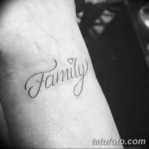 Черно-белое фото татуировки надписи 'Family' на запястье. Простой, элегантный шрифт с небольшим сердечком над буквой 'i'. Идеально для любителей минимализма.