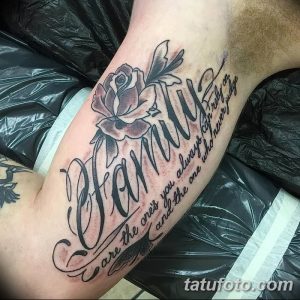 Фото тату на руке с изображением розы и надписи 'Family are the ones you can truly rely on and the one who never judge'. Черно-серый рисунок татуировки выполнен в каллиграфическом стиле.