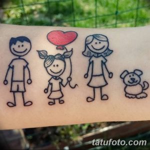 Фото тату милой семьи с сердцем и домашними животными, выполненное в ярких цветах. Трогательный рисунок татуировки для любителей животных.
