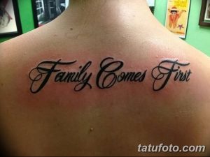 Фото тату: стильная надпись "Family Comes First" выполненная красивым шрифтом на верхней части спины. Татуировка выполнена в черном цвете.