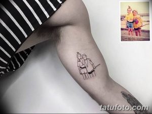 Фото тату, изображающее двух детей с удочками на фоне летнего пейзажа. Эскиз татуировки выполнен в минималистичном стиле, повторяя старую фотографию.