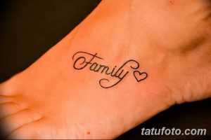 Фото татуировки на стопе с надписью 'Family' и маленьким сердечком. Черно-белый рисунок выглядит нежно и символично.