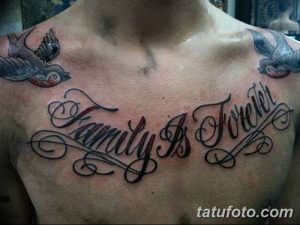 Фото татуировки на груди с надписью 'Family Is Forever' и изображением двух ласточек. Черно-белый рисунок выглядит стильно и символично.