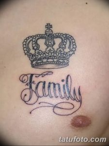 Фото тату с изображением черной короны и надписью 'Family' на коже. Эскиз выполнен в минималистичном стиле, подходит для предплечья.