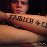 Фото тату надпись 'FAMILY 4 LIFE' на предплечье мужчины. Черный цвет, готический шрифт, прямолинейный стиль.