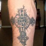 Фото тату кельтский узел с надписью 'Faith' и именами. Серые тона, детальная проработка, нанесено на ногу.