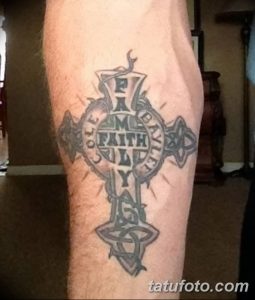 Фото тату кельтский узел с надписью 'Faith' и именами. Серые тона, детальная проработка, нанесено на ногу.