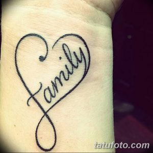 Фото минималистичной татуировки на запястье с надписью 'Family', выполненной в форме сердца. Простой и элегантный рисунок.