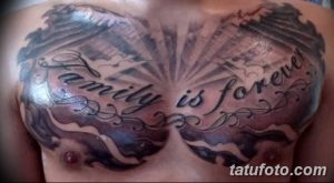 Фото большой татуировки на груди с надписью 'Family Is Forever', изображением солнца, облаков и детализированных узоров. Рисунок выполнен в черно-серых тонах.