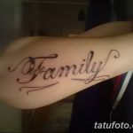 Фото тату с надписью 'Family' в классическом шрифте на запястье.