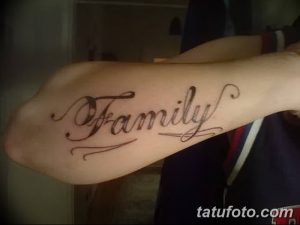 Фото тату с надписью 'Family' в классическом шрифте на запястье.