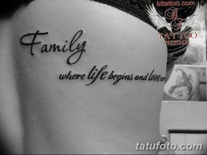 Фото тату на спине: минималистичная надпись 'Family where life begins and love never ends'. Простой и элегантный дизайн.