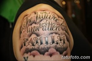 Фото тату на плече: надпись 'The future is unwritten FAMILY' на фоне облаков. Черно-белая татуировка с глубоким смыслом.