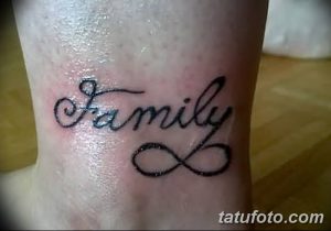 Фото тату на запястье: надпись 'Family' вписана в символ бесконечности, выполненная тонкими черными линиями.