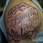 Фото тату на плече: надпись 'Family First' в каллиграфическом стиле, окруженная облаками и декоративными элементами.