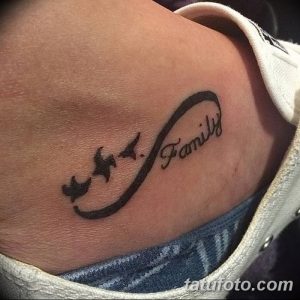 Фото тату с надписью 'Family', символом бесконечности и летящими птицами на шее. Черно-белый рисунок, символизирующий вечную любовь и свободу.