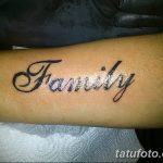Фото тату с надписью 'Family' на руке. Классический шрифт, выполненный в черном цвете. Минималистичный эскиз тату для тех, кто ценит семью.