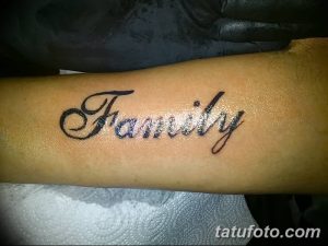 Фото тату с надписью 'Family' на руке. Классический шрифт, выполненный в черном цвете. Минималистичный эскиз тату для тех, кто ценит семью.