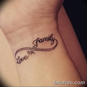 Фото тату надписи 'Family Love' на запястье, выполненной в минималистичном стиле с использованием тонких линий.