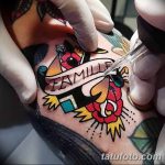 Фото тату сердца с надписью 'Family', выполненной в стиле олд скул с яркими цветами и четкими контурами.
