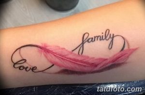 Фото тату с изображением пера, обвитого лентой с надписью 'Family Love', выполненной в акварельном стиле.