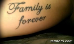 Фото тату надписи 'Family is forever' на руке, выполненной в минималистичном стиле черными чернилами.