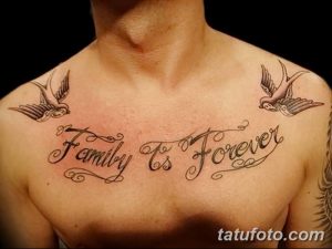 Фото тату на груди с надписью 'Family is Forever' и изображением двух ласточек. Черно-серая татуировка.